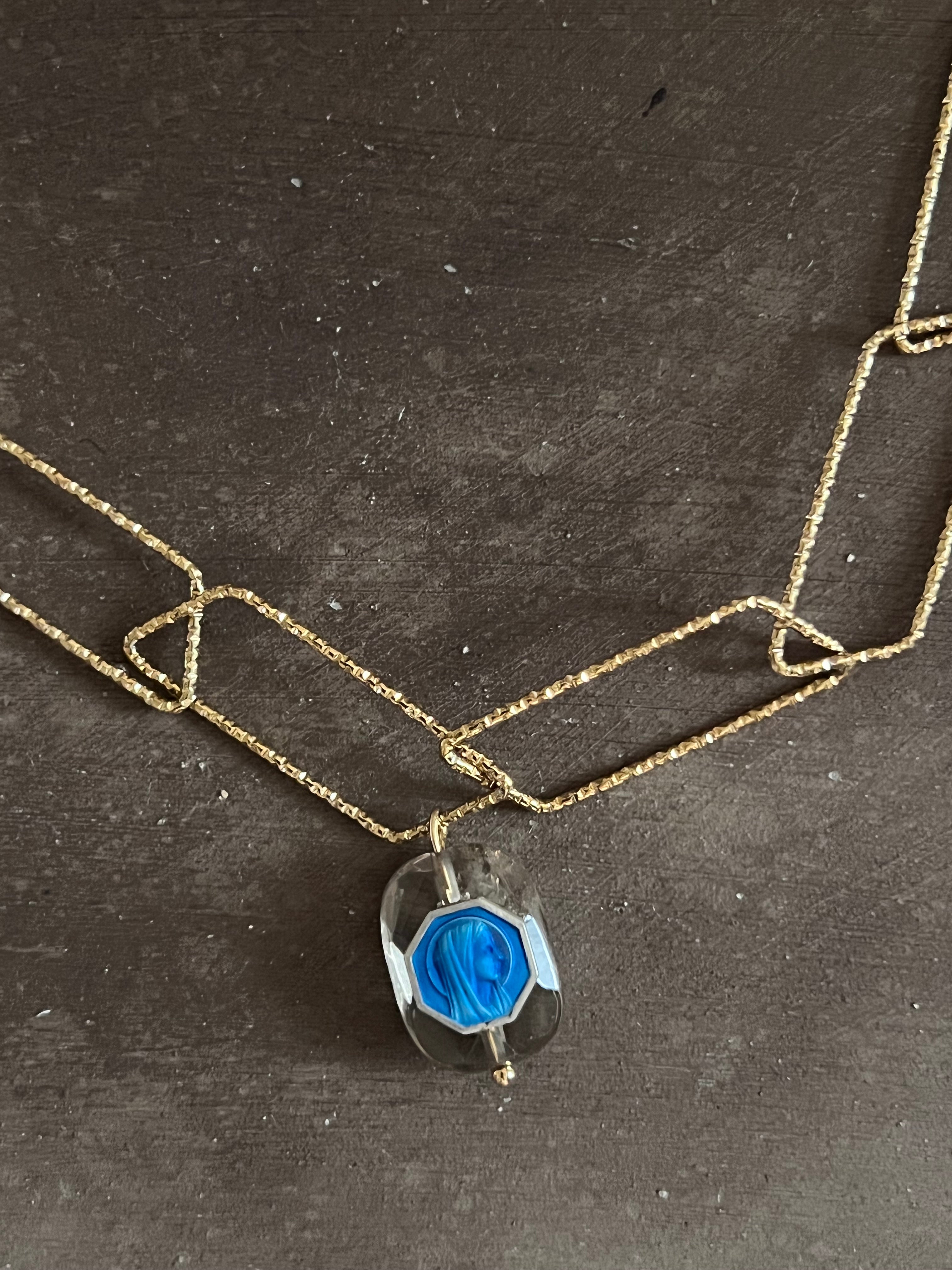 Medaglia sacra su quarzo fumo